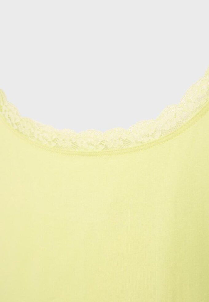 Top s ramínky a krajkovým lemem