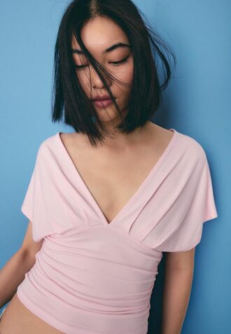 Top s výstřihem do V a šerpou