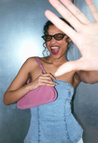 Třpytivý džínový top bez ramínek