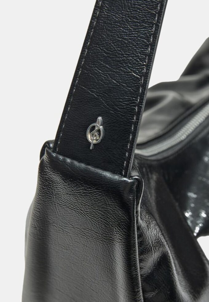 Třpytivá plisovaná taška přes rameno