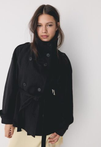 Trenchcoat s vysokým límcem Trenchcoat s vysokým límcem