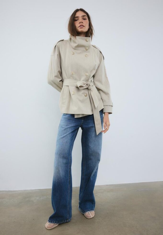 Trenchcoat s vysokým límcem Trenchcoat s vysokým límcem