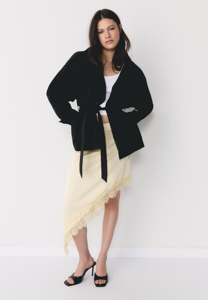 Trenchcoat s vysokým límcem