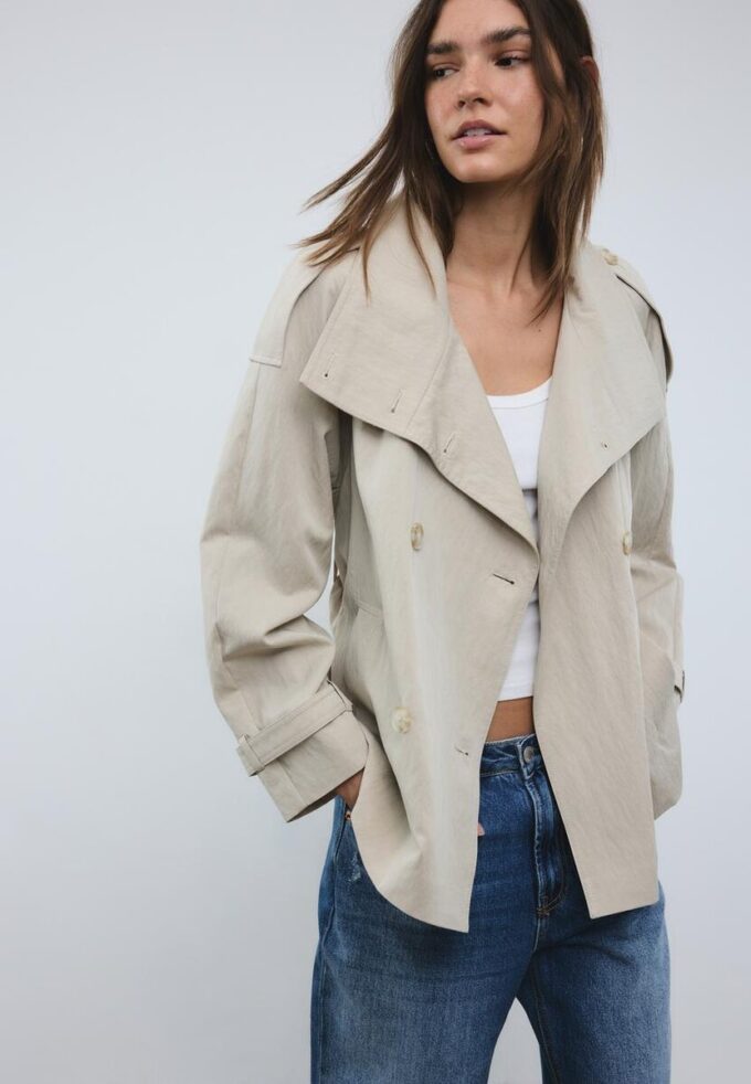 Trenchcoat s vysokým límcem Trenchcoat s vysokým límcem