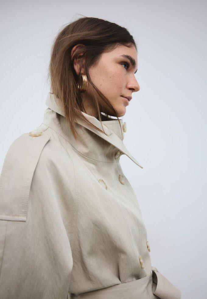 Trenchcoat s vysokým límcem Trenchcoat s vysokým límcem