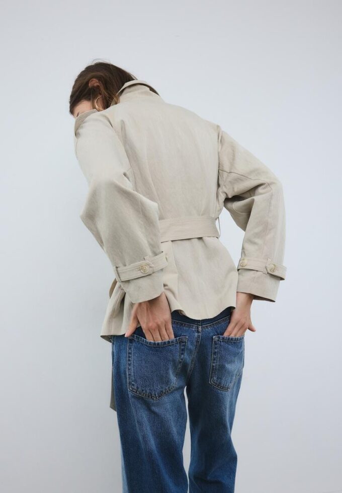 Trenchcoat s vysokým límcem Trenchcoat s vysokým límcem