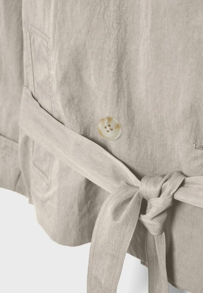 Trenchcoat s vysokým límcem Trenchcoat s vysokým límcem