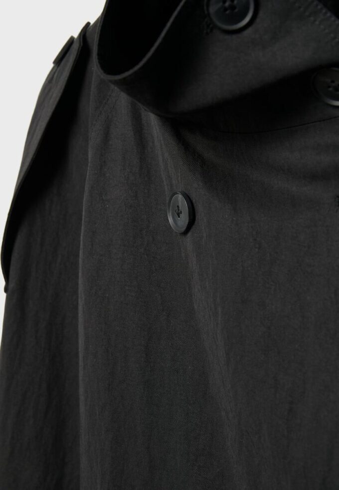 Trenchcoat s vysokým límcem