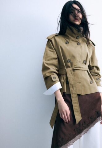 Trenchcoat s vysokým límcem a páskem