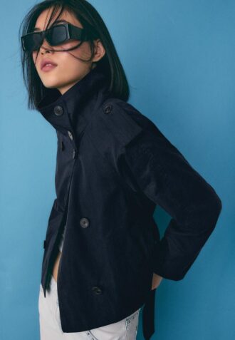 Trenchcoat s vysokým límcem a páskem