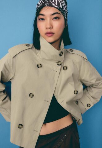 Trenchcoat s vysokým límcem a páskem