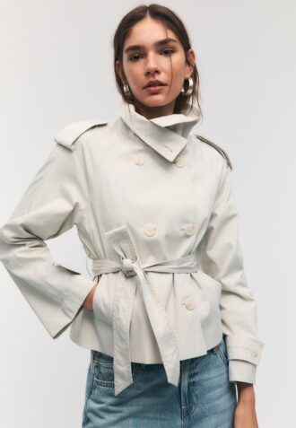 Trenchcoat s vysokým límcem a páskem