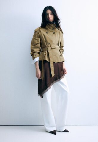 Trenchcoat s vysokým límcem a páskem