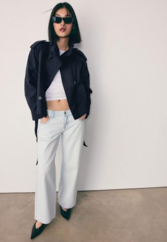 Trenchcoat s vysokým límcem a páskem