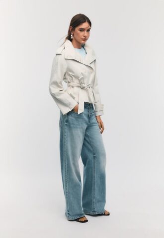 Trenchcoat s vysokým límcem a páskem