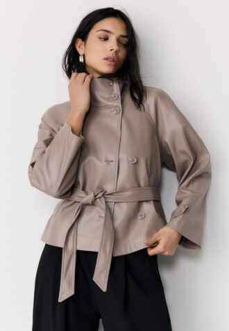 Trenchcoat s vysokým límcem v vzhledu z kůže