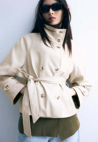 Trenchcoat s vysokým límcem v vzhledu z kůže