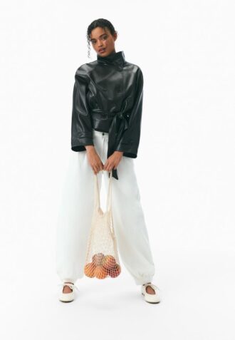 Trenchcoat s vysokým límcem v vzhledu z kůže