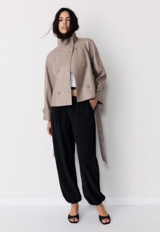 Trenchcoat s vysokým límcem v vzhledu z kůže