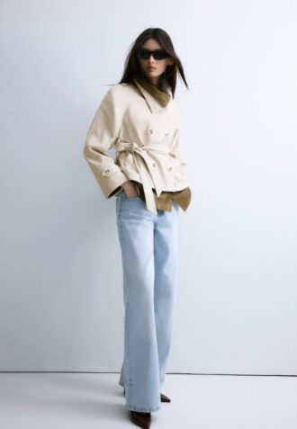 Trenchcoat s vysokým límcem v vzhledu z kůže