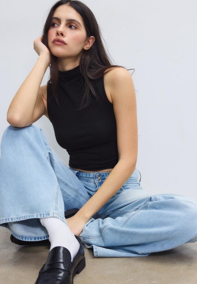 Tričko bez rukávů s trychtýřovým výstřihem