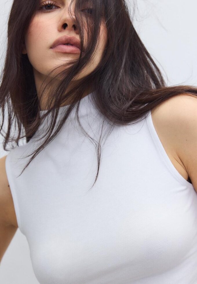 Tričko bez rukávů s trychtýřovým výstřihem