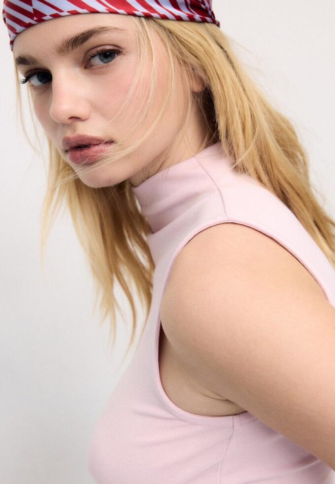 Tričko bez rukávů s trychtýřovým výstřihem