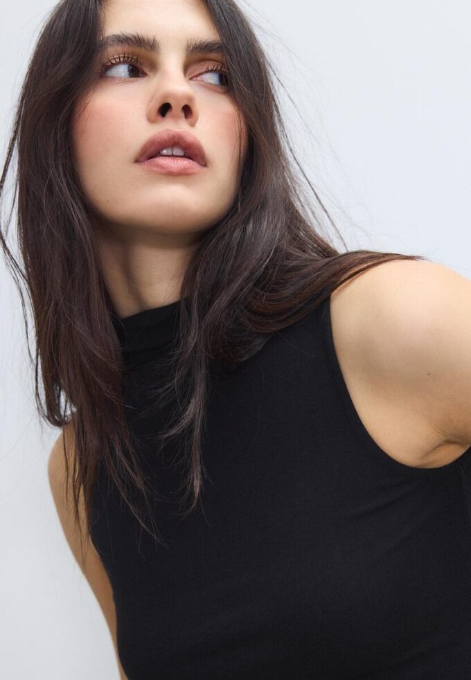 Tričko bez rukávů s trychtýřovým výstřihem