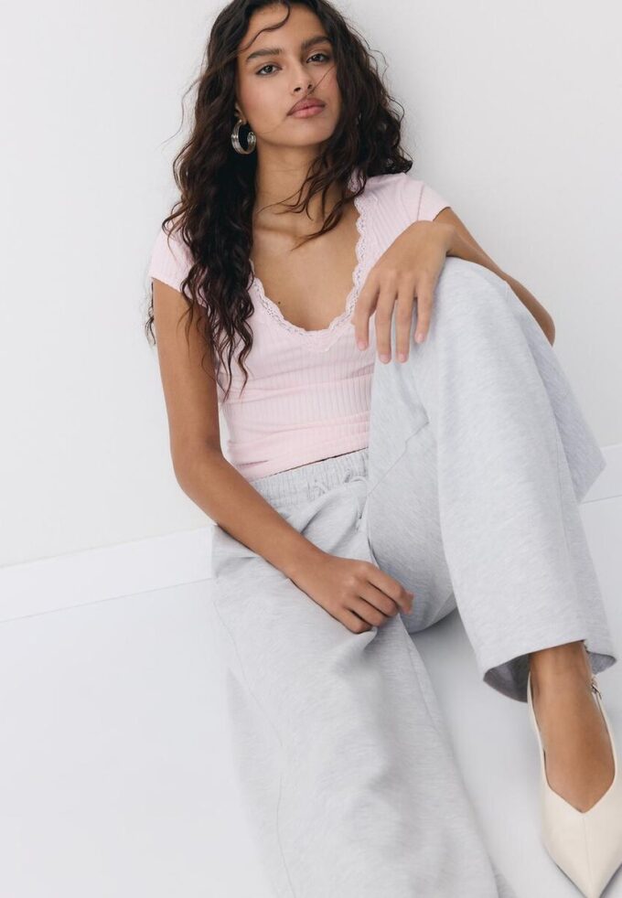 Tričko s kraťasy a výstřihem do V