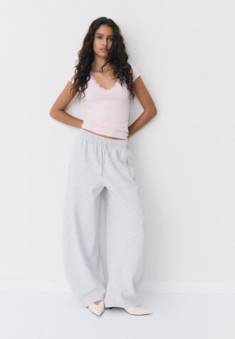 Tričko s kraťasy a výstřihem do V