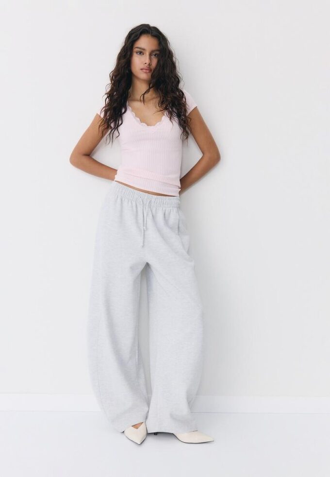 Tričko s kraťasy a výstřihem do V