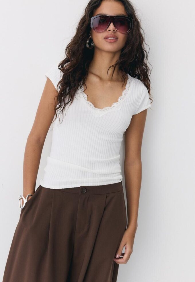 Tričko s kraťasy a výstřihem do V