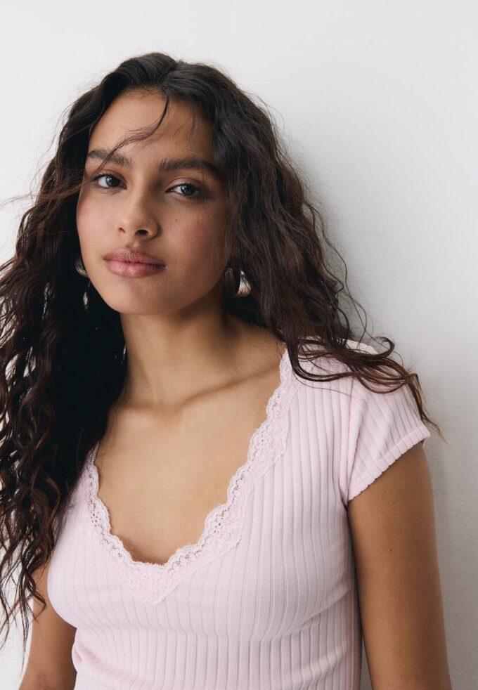 Tričko s kraťasy a výstřihem do V