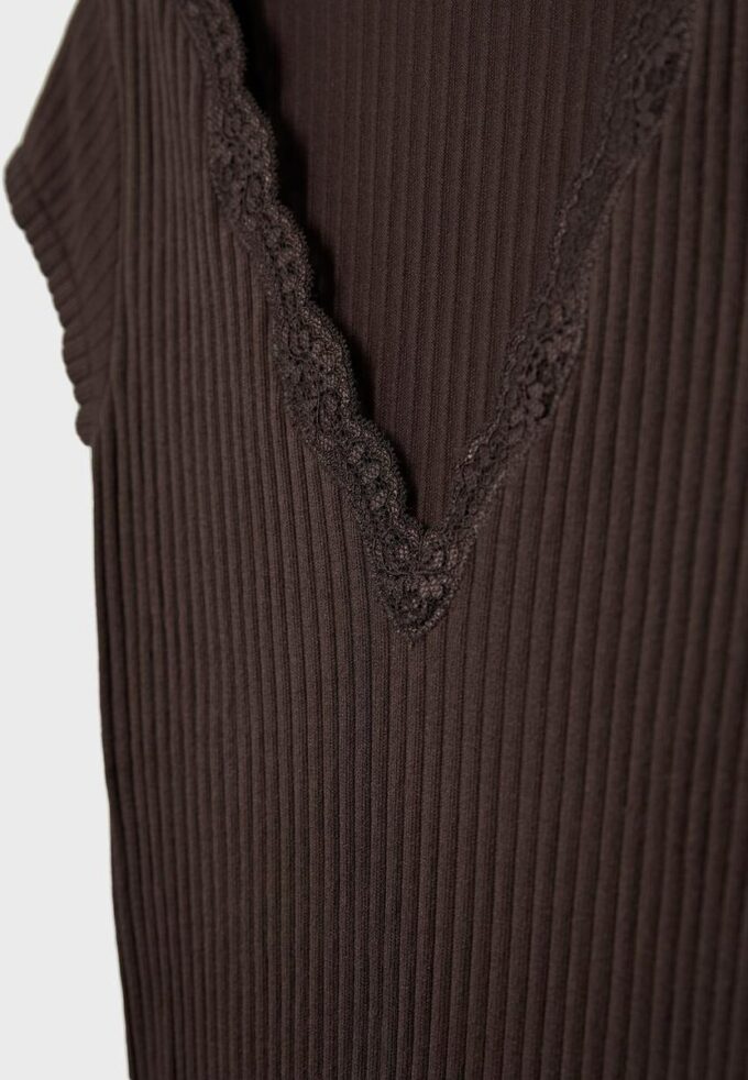 Tričko s kraťasy a výstřihem do V