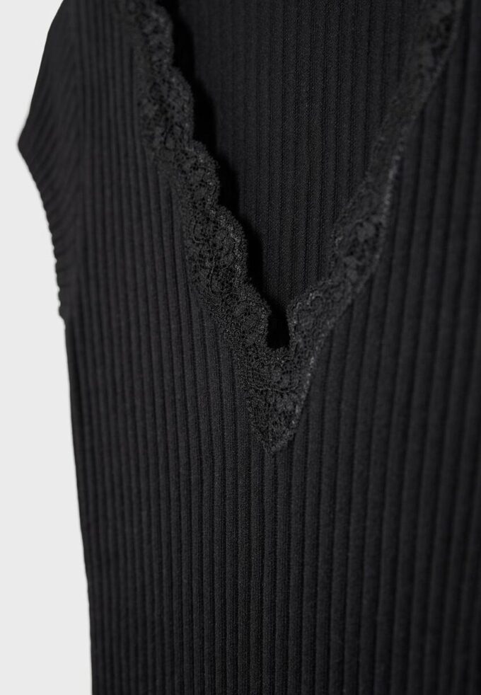 Tričko s kraťasy a výstřihem do V