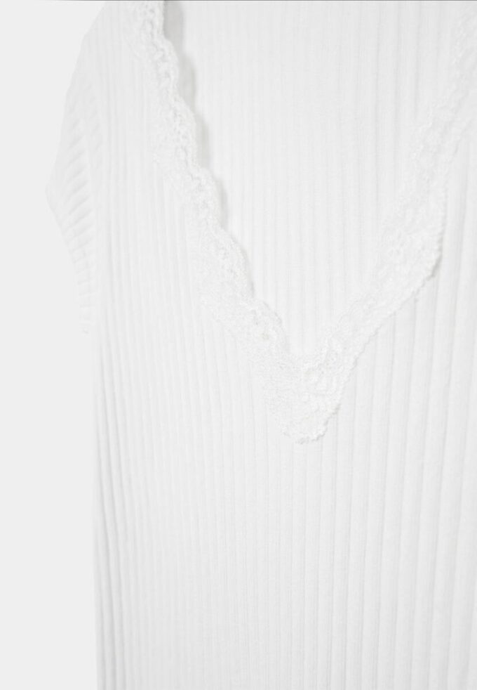 Tričko s kraťasy a výstřihem do V