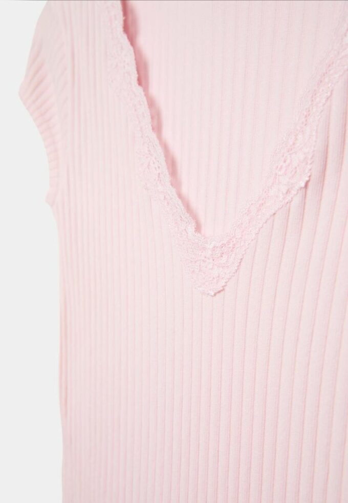 Tričko s kraťasy a výstřihem do V