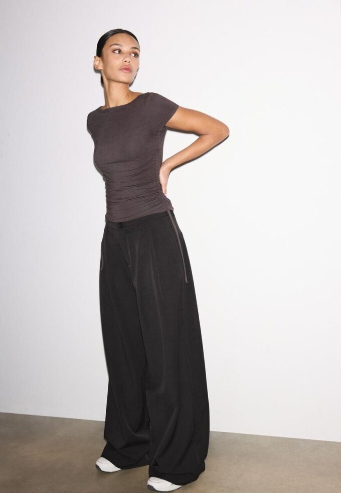 Tričko s krátkým rukávem a bočním řasením Tričko s krátkým rukávem a bočním řasením