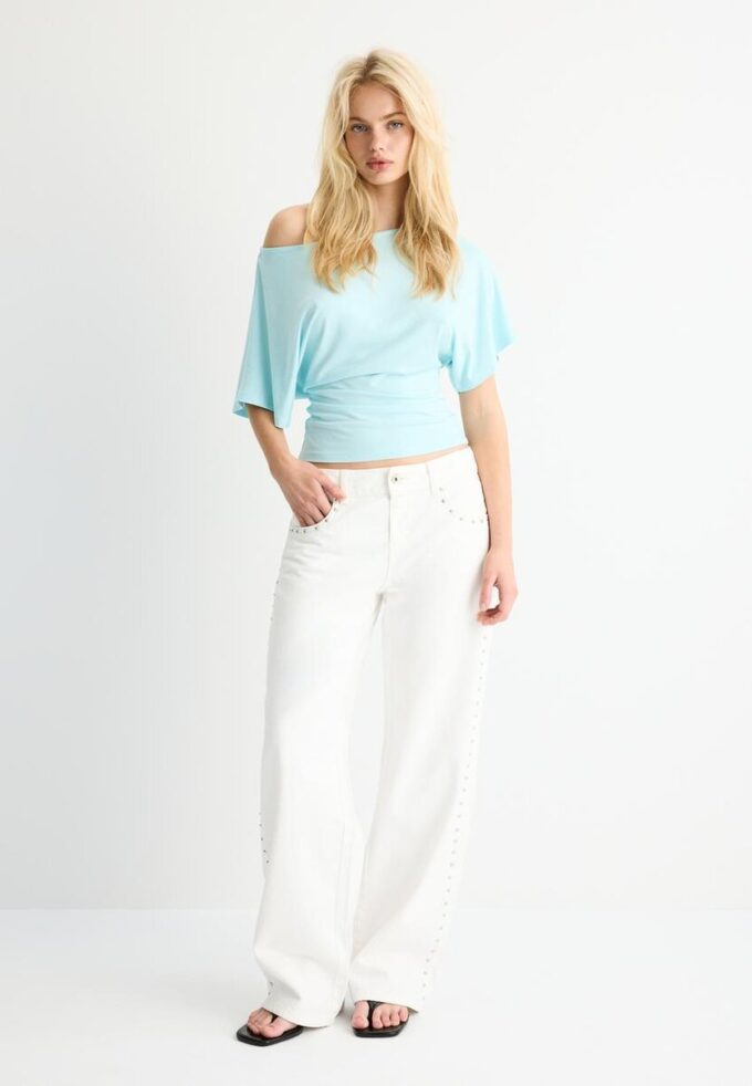 Tričko s krátkým rukávem a lodním výstřihem Tričko s krátkým rukávem a lodním výstřihem