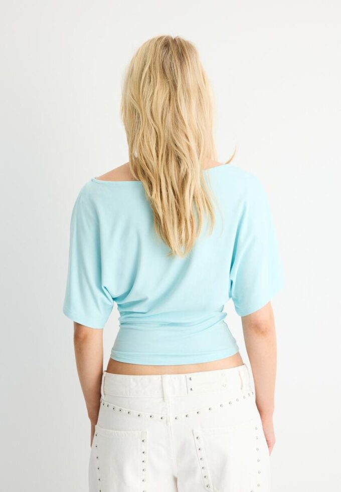 Tričko s krátkým rukávem a lodním výstřihem Tričko s krátkým rukávem a lodním výstřihem