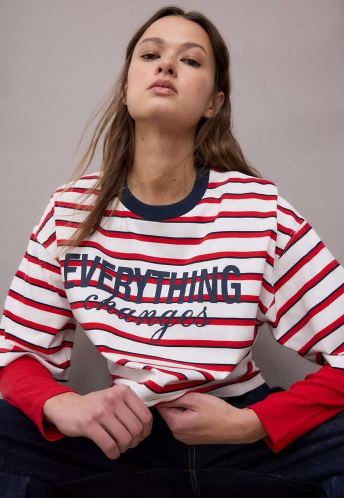 Tričko s krátkým rukávem a potisky pruhů ve tvaru kraťasů