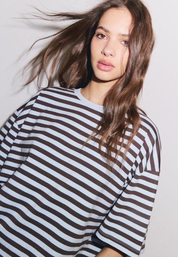 Tričko s krátkým rukávem a volným střihem