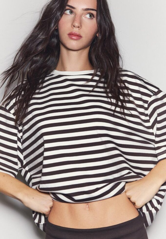 Tričko s krátkým rukávem a volným střihem