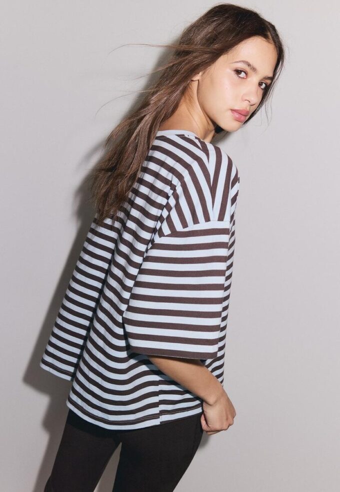 Tričko s krátkým rukávem a volným střihem