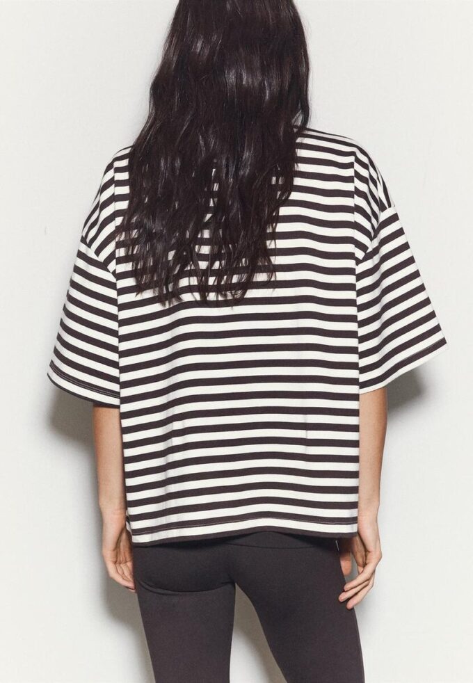 Tričko s krátkým rukávem a volným střihem