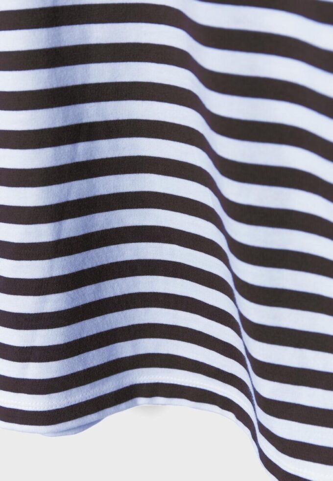 Tričko s krátkým rukávem a volným střihem