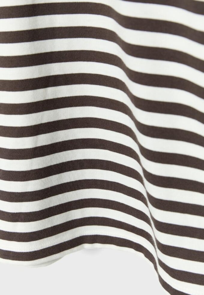 Tričko s krátkým rukávem a volným střihem