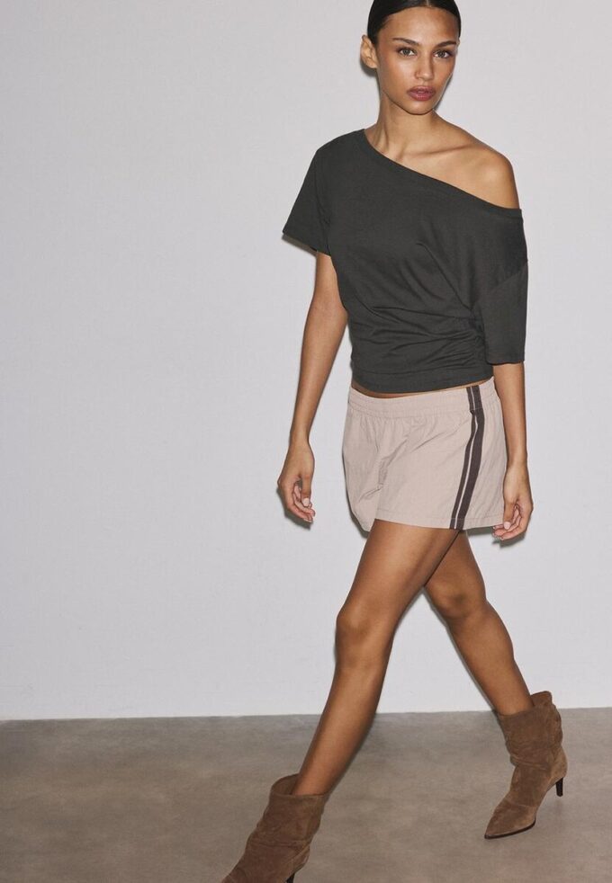 Tričko s krátkým rukávem a výstřihem do V se záhyby