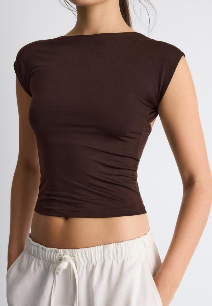 Tričko s otevřenými zády