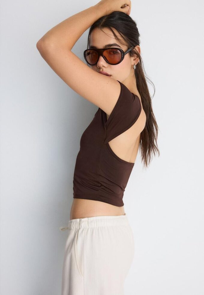 Tričko s otevřenými zády